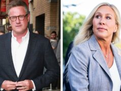 Joe Scarborough tropeça enquanto Marjorie Taylor Greene o corrige no ar sobre a prisão de Don Lemon O presidente dos EUA, Donald Trump, escuta durante uma cerimônia de entrega da Medalha de Defesa da Fronteira Mexicana no Salão Oval da Casa Branca em 15 de dezembro de 2025 em Washington, DC