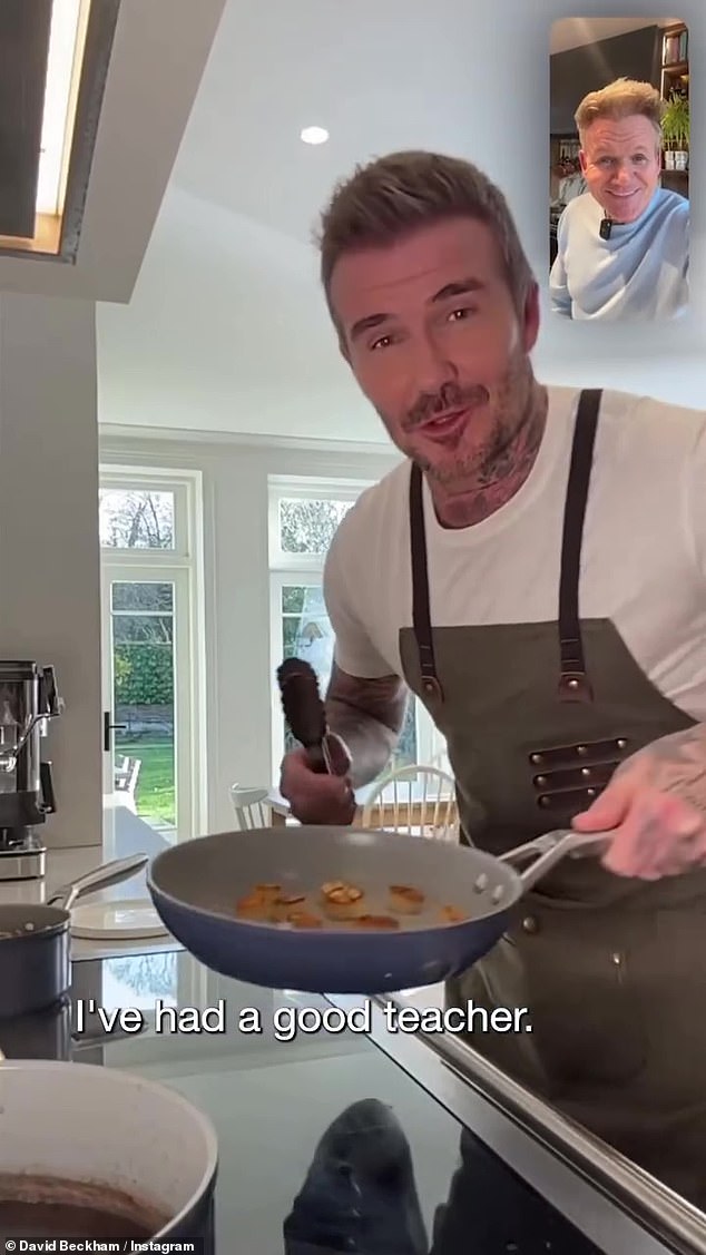 Jogando no Brooklyn em seu próprio jogo? David Beckham cozinha David Beckham apareceu para interpretar seu filho chef Brooklyn em seu próprio jogo enquanto cozinhava para Gordon Ramsay no Instagram no sábado