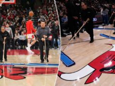 Jogo Heat-Bulls adiado devido à condensação na quadra em cena bizarra Três funcionários da arena limpam a quadra de basquete durante um jogo da NBA.