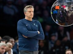 Jogo Timberwolves-Warriors adiado pela NBA após tiro fatal em manifestante de Minneapolis O técnico do Minnesota Timberwolves, Chris Finch, assiste ao jogo do lado de fora.