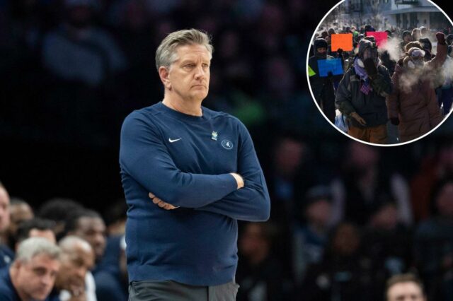 O técnico do Minnesota Timberwolves, Chris Finch, assiste ao jogo do lado de fora.