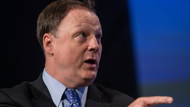 John Harris, do Politico, assume o cargo de presidente, começa a busca por um novo editor-chefe
