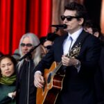 John Mayer canta 'Ripple' com grande multidão de SF reunida para homenagem ao guitarrista do Grateful Dead, Bob Weir | Vídeo