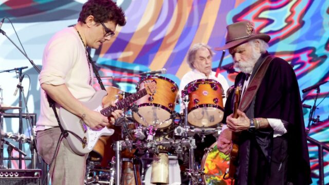John Mayer presta homenagem sincera a Bob Weir: 'Te encontrarei na música'

