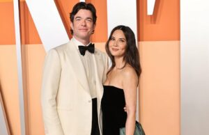 John Mulaney revela que cuida financeiramente da grande família vietnamita de Olivia Munn: ‘Ajudar me traz muita alegria’ todo mundo-vive-com-john-mulaney-netflix