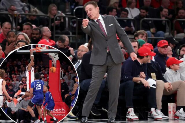 O atacante do St. John's Red Storm, Dillon Mitchell # 1, enterrou a bola durante um jogo contra o Seton Hall Pirates.