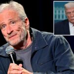 Jon Stewart segurando um microfone durante uma entrevista com David Remnick no The New Yorker Festival.