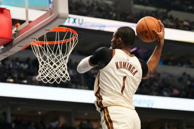 Jonathan Kuminga deixa Warriors-Mavericks com lesão no joelho Jonathan Kuminga deixa Warriors-Mavericks com lesão no joelho