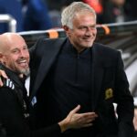 José Mourinho e Michael Carrick são vistos na linha lateral durante a partida de futebol da Premier League entre Southampton e Manchester United, no St Mary's Stadium, em Southampton, Inglaterra, em 2018.