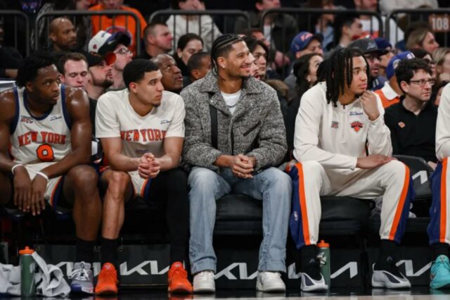 O armador do New York Knicks, Josh Hart (3), observa do banco durante o primeiro tempo contra o Phoenix Suns no Madison Square Garden.