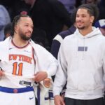 Josh Hart, que pode retornar ao time dos Knicks no domingo contra o Portland, ri com Jalen Brunson durante a vitória dos Knicks sobre o Clippers em 7 de janeiro de 2025 no Madison Square Garden.