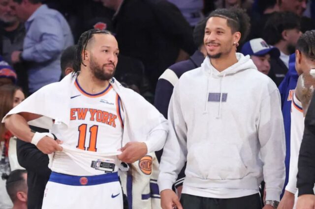 Josh Hart, que pode retornar ao time dos Knicks no domingo contra o Portland, ri com Jalen Brunson durante a vitória dos Knicks sobre o Clippers em 7 de janeiro de 2025 no Madison Square Garden.