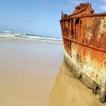 Jovem encontrada morta na praia de Queensland enquanto a polícia investiga um possível ataque de dingo