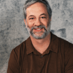 Judd Apatow diz que a América de Trump se tornou 'hedionda' e 'há uma estranha normalização' acontecendo: 'Vamos esquiar hoje, então acho que o ICE não está aterrorizando todo mundo'