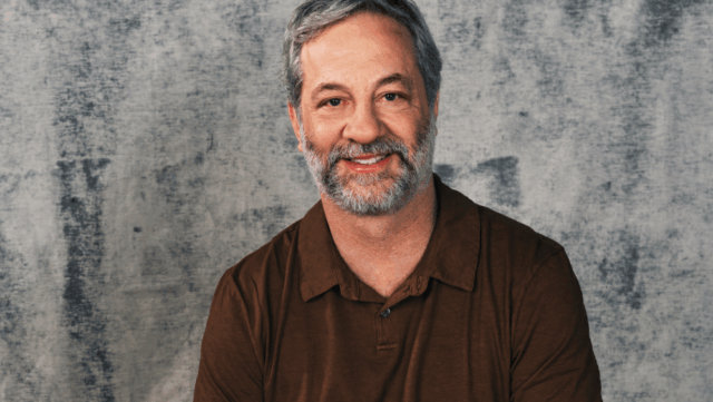 Judd Apatow diz que a América de Trump se tornou Judd Apatow diz que a América de Trump se tornou 'hedionda' e 'há uma estranha normalização' acontecendo: 'Vamos esquiar hoje, então acho que o ICE não está aterrorizando todo mundo'