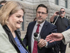 Juiz de Wisconsin condenado por obstruir a prisão de imigrantes renuncia enquanto o Partido Republicano ameaça impeachment Yahoo news home