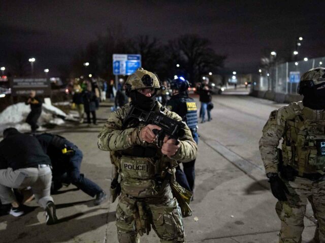 Juiz dos EUA ordena restrições às ações dos agentes do ICE contra manifestantes de Minnesota
