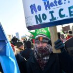 Manifestantes se reúnem no Edifício Federal Bishop Whipple para se opor às detenções do ICE quase uma semana depois que Alex Pretti foi morto por agentes do ICE em Minneapolis, Minnesota, em 30 de janeiro de 2026.