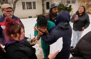Juiz ordena libertação de homem liberiano preso em Minneapolis por agentes com um aríete Yahoo news home