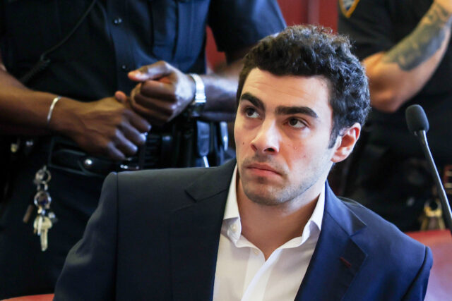 Juiz proíbe promotores federais de buscar pena de morte contra Luigi Mangione
