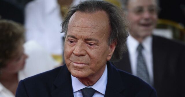Julio Iglesias nega acusações 'absolutamente falsas' de que abusou sexualmente de ex-funcionários

