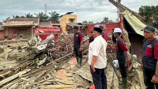 Juventude da Mesquita Mundial envia equipamentos pesados ​​para limpar mesquitas e templos em locais de desastre em Sumatra

