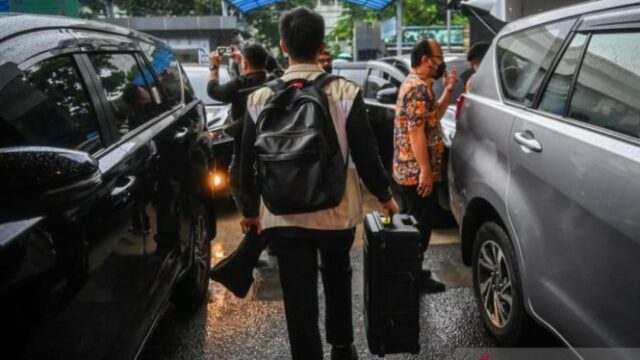 KPK revista 2 direcções DJP do Ministério das Finanças, confisca KPK revista 2 direcções DJP do Ministério das Finanças, confisca documentos e dinheiro