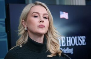 Karoline Leavitt evita completamente a pergunta sobre as autoridades de Trump criticando Alex Pretti como um ‘assassino’ O ex-presidente dos EUA Barack Obama e sua esposa e ex-primeira-dama Michelle Obama sobem no palco depois que ela o apresentou no segundo dia da Convenção Nacional Democrata (DNC) no United Center em Chicago, Illinois, em 20 de agosto de 2024