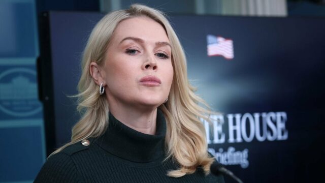 O ex-presidente dos EUA Barack Obama e sua esposa e ex-primeira-dama Michelle Obama sobem no palco depois que ela o apresentou no segundo dia da Convenção Nacional Democrata (DNC) no United Center em Chicago, Illinois, em 20 de agosto de 2024