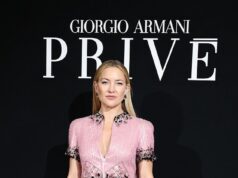 Kate Hudson faz uma exibição chamativa ao se juntar a Poppy Delevingne e Elizabeth Debicki no desfile da Armani durante a Paris Fashion Week Kate Hudson fez um desfile chamativo no desfile da Armani durante a Paris Fashion Week na capital francesa na terça-feira