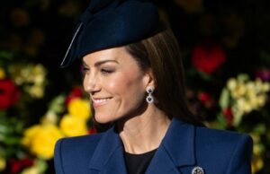 Kate Middleton abandonou os mocassins pretos clássicos por esta alternativa moderna Katie Holmes na festa de gala de 2024 da Roundabout Theatre Company, realizada no Ziegfeld Ballroom em 4 de março de 2024 na cidade de Nova York.