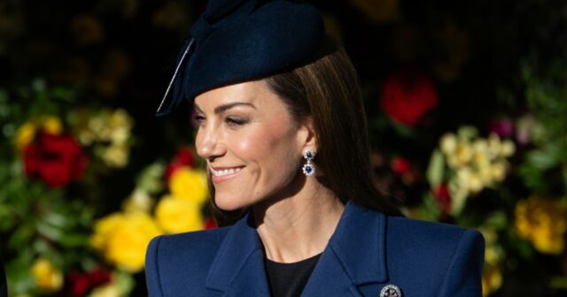 Kate Middleton abandonou os mocassins pretos clássicos por esta alternativa Katie Holmes na festa de gala de 2024 da Roundabout Theatre Company, realizada no Ziegfeld Ballroom em 4 de março de 2024 na cidade de Nova York.