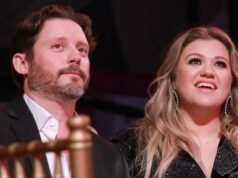Kelly Clarkson compartilha uma atualização sobre seus filhos após a morte do ex-marido Brandon Blackstock e Kelly Clarkson comparecem ao Grammy Awards 2018.