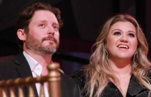 Kelly Clarkson compartilha uma atualização sobre seus filhos após a morte do ex-marido Brandon Blackstock e Kelly Clarkson comparecem ao Grammy Awards 2018.