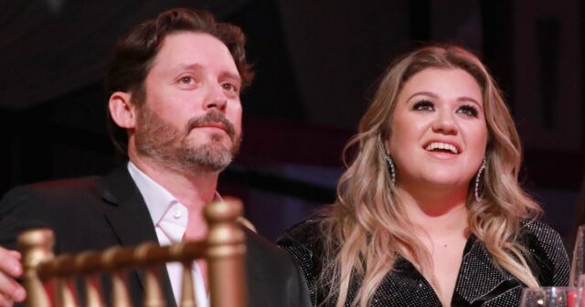Kelly Clarkson compartilha uma atualização sobre seus filhos após a Brandon Blackstock e Kelly Clarkson comparecem ao Grammy Awards 2018.