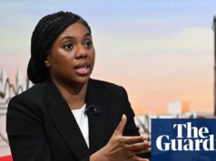 Kemi Badenoch diz que os conservadores proibiriam menores de 16 anos de redes sociais ‘viciantes’ Kemi Badenoch diz que os conservadores proibiriam menores de 16 anos de redes sociais 'viciantes'