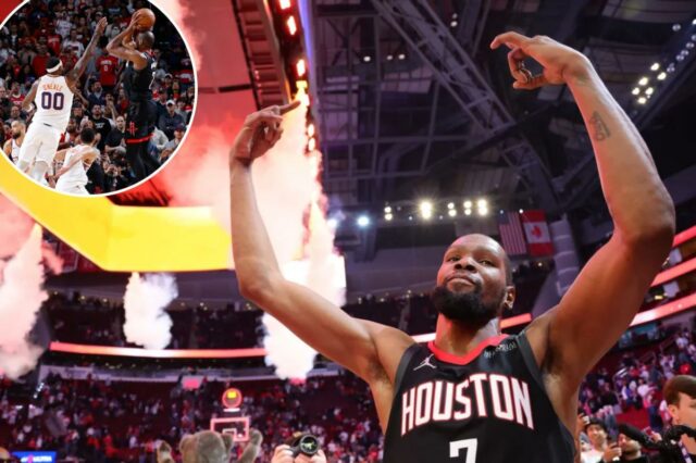 Kevin Durant, do Houston Rockets, levanta os braços para a multidão em uma arena repleta de efeitos de fumaça.