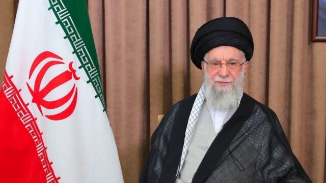 Khamenei chama Trump de ‘criminoso’ e o culpa pelos protestos mortais que varrem o Irã
