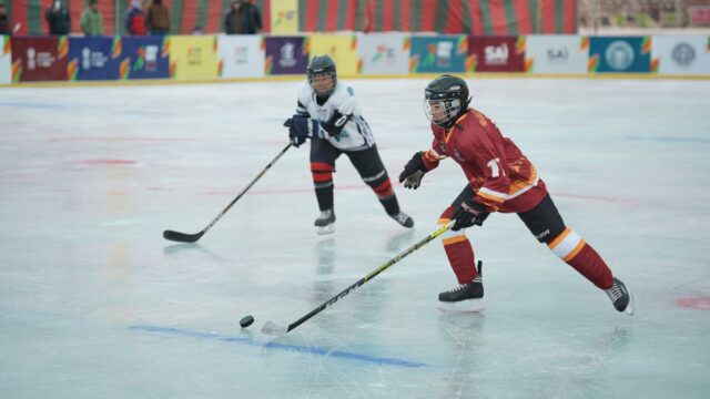 Khelo India Winter Games 2026: Exército e mulheres de Ladakh começam com vitórias no hóquei no gelo
