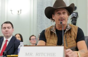 Kid Rock critica indústria de ingressos por práticas injustas durante depoimento no Senado: está ‘cheio de cobras e canalhas gananciosos’ Kid Rock critica indústria de ingressos por práticas injustas durante depoimento no Senado: está 'cheio de cobras e canalhas gananciosos'