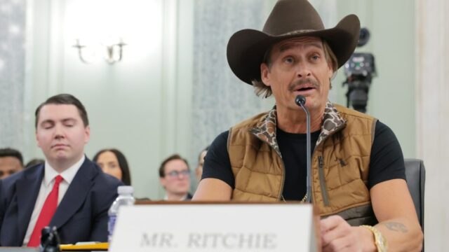 Kid Rock critica indústria de ingressos por práticas injustas durante depoimento no Senado: está 'cheio de cobras e canalhas gananciosos'
