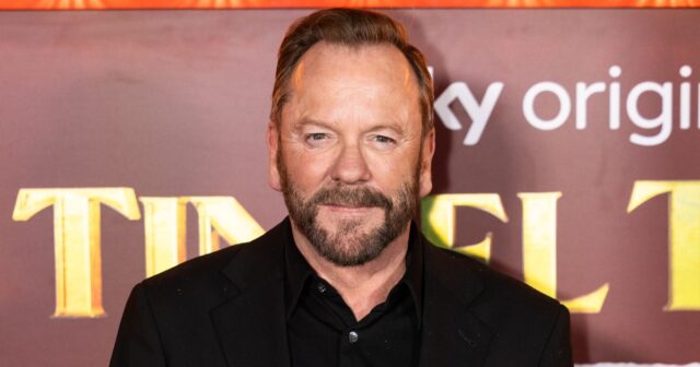 Kiefer Sutherland é preso após briga com motorista de carona Kiefer Sutherland é preso após briga com motorista de carona