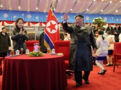 Kim Jong Un aparece com a filha no mausoléu, alimentando especulações sobre sucessão Kim Jong Un aparece com a filha no mausoléu, alimentando especulações sobre sucessão