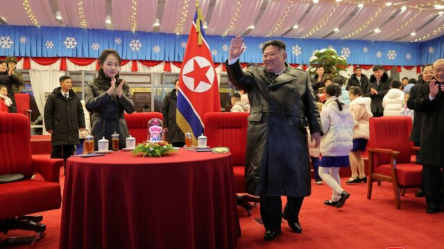 Kim Jong Un aparece com a filha no mausoléu, alimentando especulações sobre sucessão
