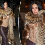 Kim Kardashian aquece Aspen com espartilho de veludo e calças de couro com cordões