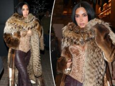 Kim Kardashian aquece Aspen com espartilho de veludo e calças de couro com cordões Kim Kardashian aquece Aspen com espartilho de veludo e calças de couro com cordões