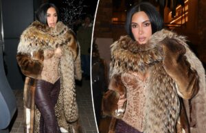 Kim Kardashian aquece Aspen com espartilho de veludo e calças de couro com cordões Kim Kardashian aquece Aspen com espartilho de veludo e calças de couro com cordões