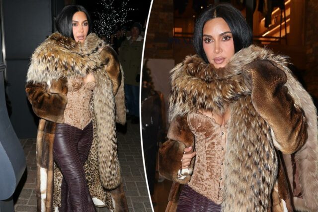 Kim Kardashian aquece Aspen com espartilho de veludo e calças Kim Kardashian aquece Aspen com espartilho de veludo e calças de couro com cordões