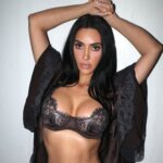 Kim Kardashian dá uma olhada no Instagram