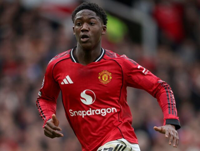 Kobbie Mainoo correndo com o uniforme do Manchester United.